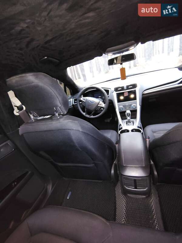 Седан Ford Fusion 2013 в Краснограді