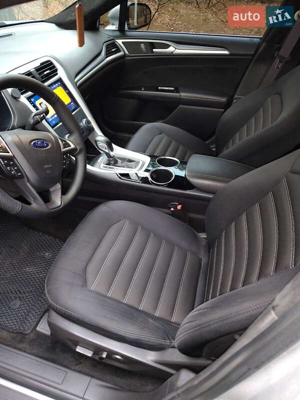 Седан Ford Fusion 2013 в Краснограді