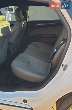 Седан Ford Fusion 2016 в 
