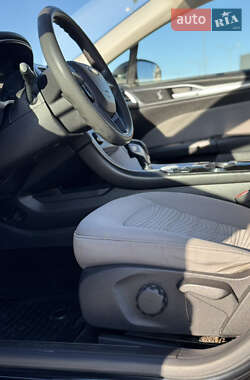 Седан Ford Fusion 2016 в 
