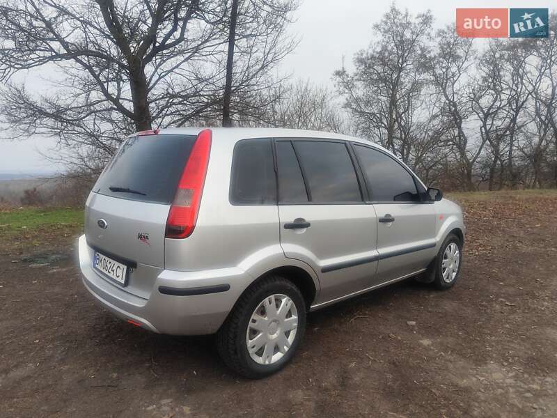 Хэтчбек Ford Fusion 2004 в Ромнах