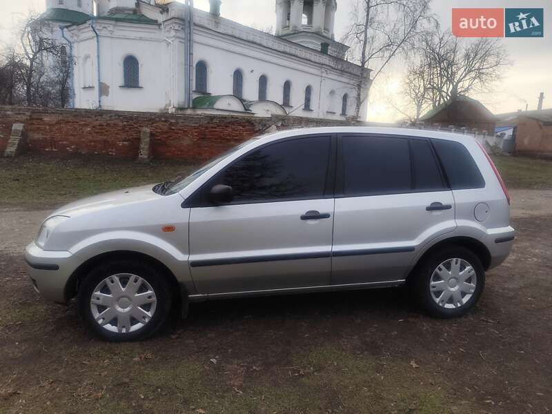 Хэтчбек Ford Fusion 2004 в Ромнах