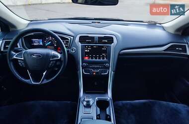 Седан Ford Fusion 2017 в 