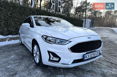 Седан Ford Fusion 2019 в 