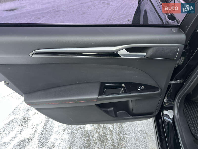 Седан Ford Fusion 2015 в Калуші