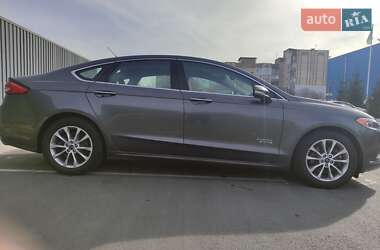 Седан Ford Fusion 2017 в 