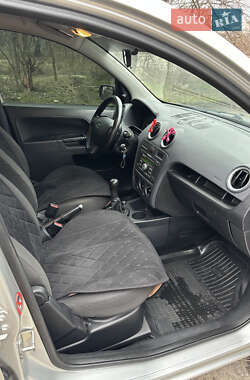 Хэтчбек Ford Fusion 2005 в 