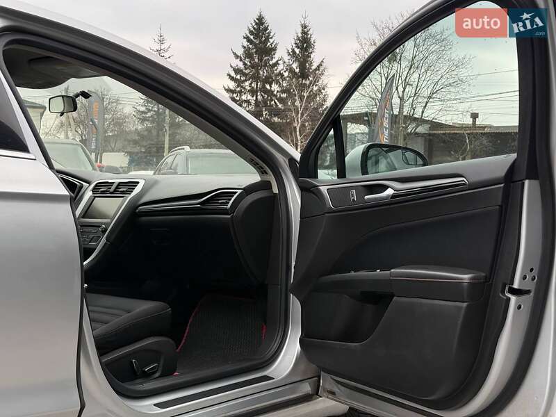 Седан Ford Fusion 2015 в Ровно