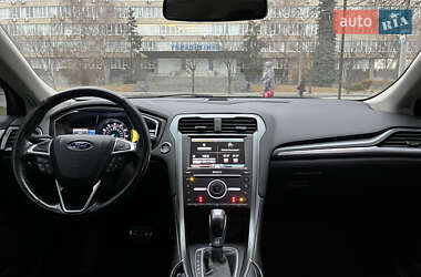 Седан Ford Fusion 2016 в 