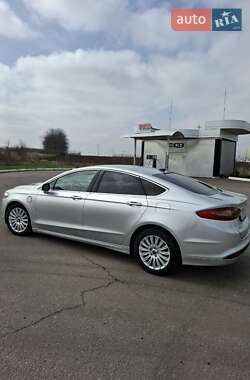 Седан Ford Fusion 2015 в 
