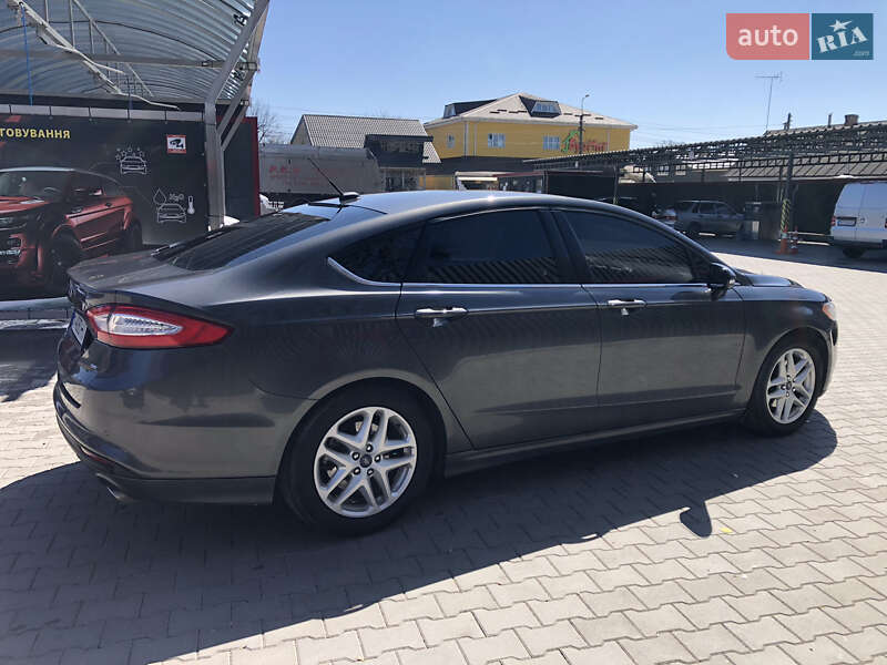 Седан Ford Fusion 2015 в Полонному