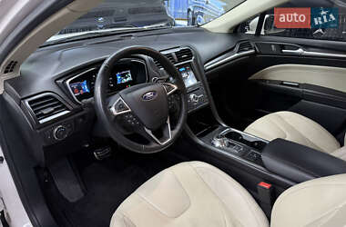 Седан Ford Fusion 2016 в 