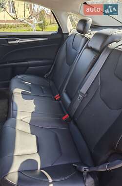 Седан Ford Fusion 2015 в 