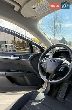 Седан Ford Fusion 2016 в 