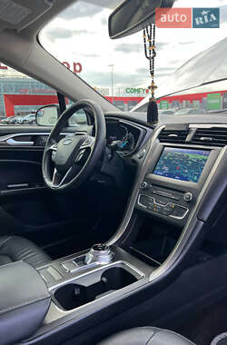 Седан Ford Fusion 2017 в 