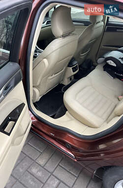 Седан Ford Fusion 2015 в 