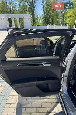 Седан Ford Fusion 2015 в 