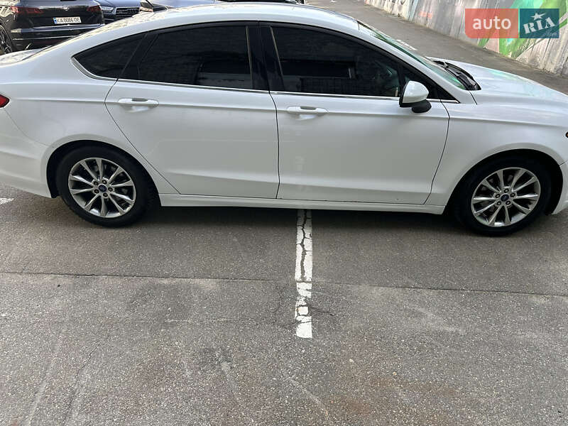 Седан Ford Fusion 2016 в 