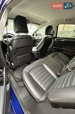 Седан Ford Fusion 2016 в 
