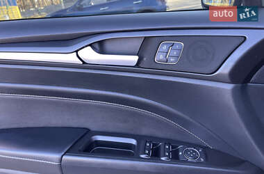Седан Ford Fusion 2019 в 