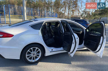 Седан Ford Fusion 2019 в 