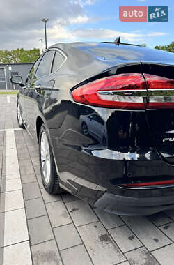Седан Ford Fusion 2018 в 
