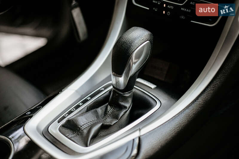 Седан Ford Fusion 2016 в Остроге