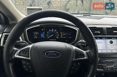 Седан Ford Fusion 2016 в 