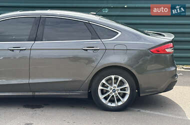 Седан Ford Fusion 2019 в 
