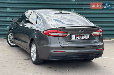 Седан Ford Fusion 2019 в 