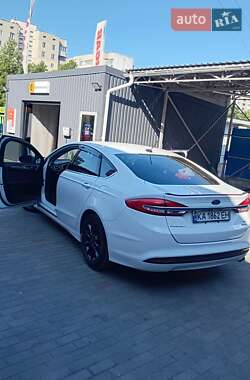 Седан Ford Fusion 2017 в 