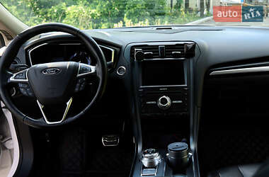 Седан Ford Fusion 2016 в 