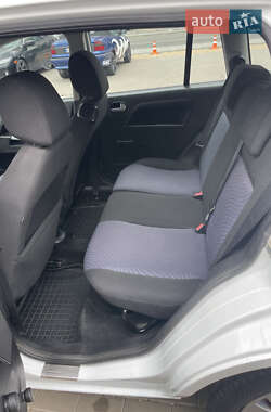 Хэтчбек Ford Fusion 2010 в 