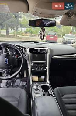 Седан Ford Fusion 2016 в 