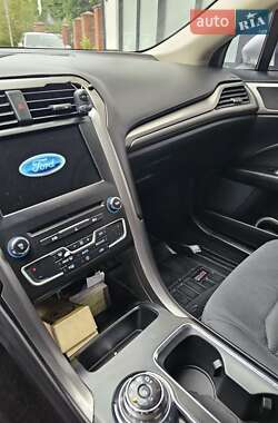 Седан Ford Fusion 2016 в 