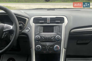 Седан Ford Fusion 2016 в 