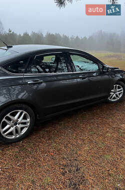 Седан Ford Fusion 2015 в 