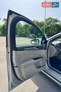 Седан Ford Fusion 2017 в 