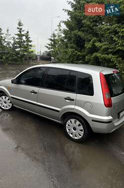 Хэтчбек Ford Fusion 2004 в 