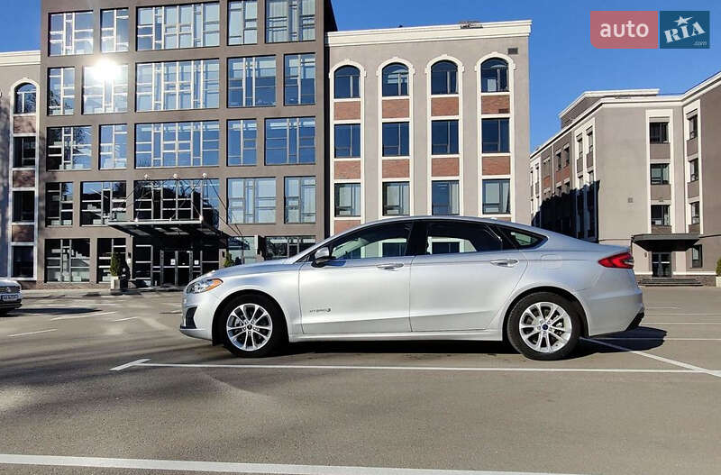 Седан Ford Fusion 2019 в 