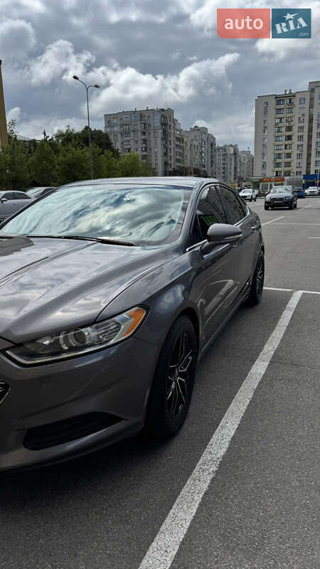 Седан Ford Fusion 2012 в 