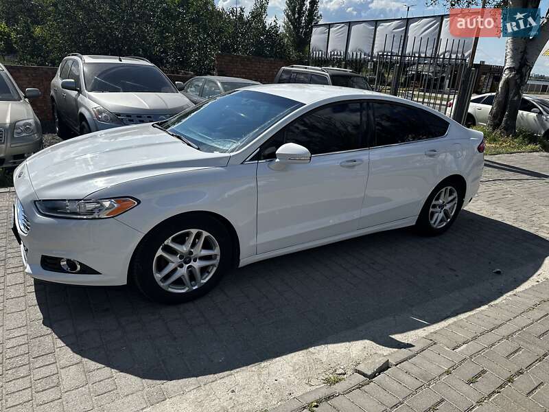 Седан Ford Fusion 2015 в 