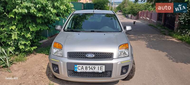 Хэтчбек Ford Fusion 2011 в 