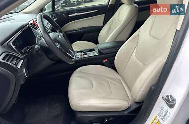 Седан Ford Fusion 2017 в 
