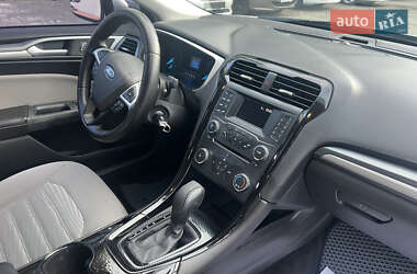 Седан Ford Fusion 2016 в 