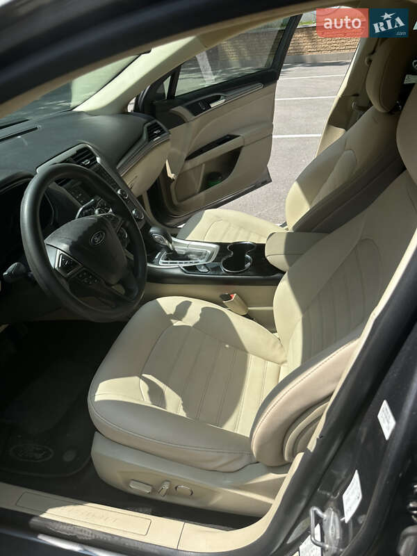 Седан Ford Fusion 2013 в Новомосковську