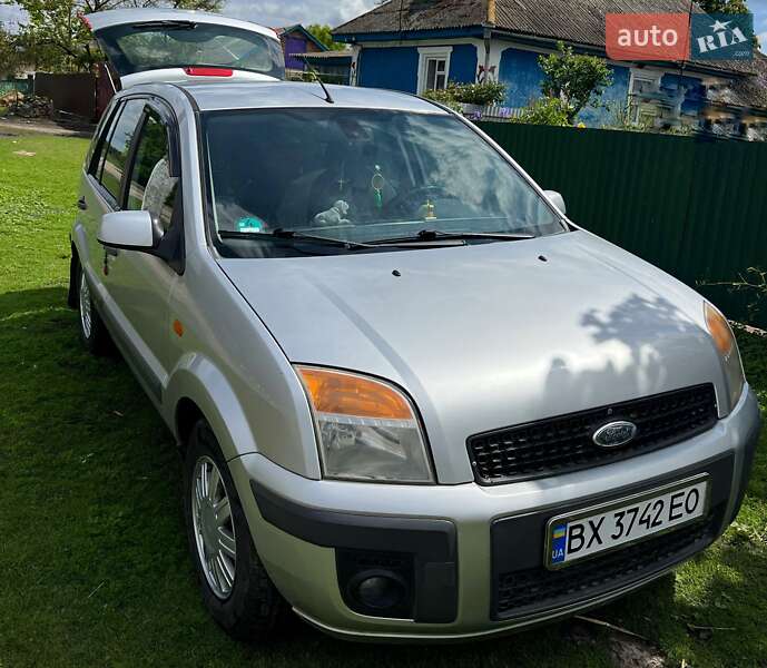 Хэтчбек Ford Fusion 2006 в Старой Синяве