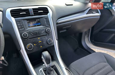 Седан Ford Fusion 2016 в 
