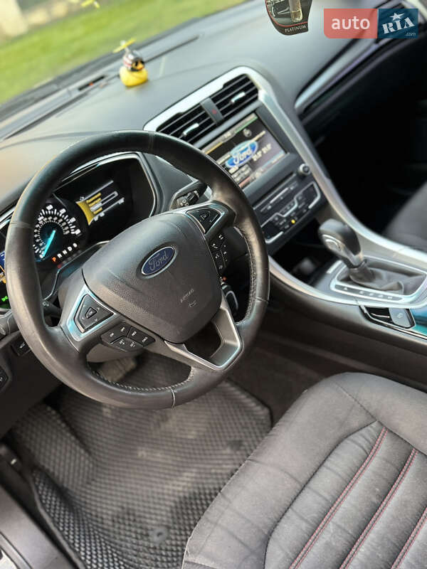 Седан Ford Fusion 2015 в Калуші