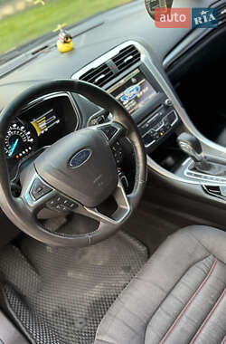 Седан Ford Fusion 2015 в 